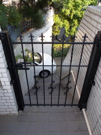 強風で壊れてしまった木製門扉のお取替え 強風で壊れてしまった木製門扉のお取替え